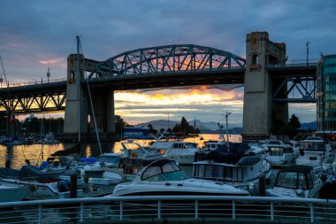 Downtown Vancouver, British Columbia, Kanada - 14 Haziran 2018: False Creek Bridge'de Burrard güzel manzarasına bulutlu bir gece gün batımından sonra sırasında.