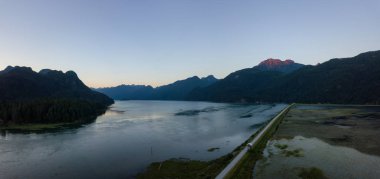 Güzel bir Kanada manzara bir canlı yaz gün batımı sırasında hava görünümünü. Pitt gölde, büyük Vancouver, Bc, Kanada alınan.