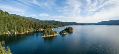 Hava panoramik bir canlı güneşli yaz gün boyunca güzel bir giriş. Sechelt, Sunshine Coast, British Columbia, Kanada alınan.