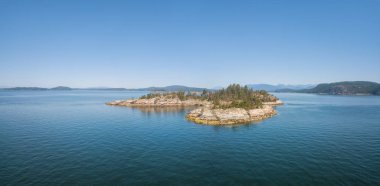 Hava panoramik bir kayalık ada bir canlı güneşli yaz gün boyunca. Powell Nehri, Sunshine Coast, British Columbia, Kanada.