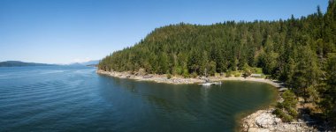 Hava panoramik bir kayalık sahil canlı güneşli yaz gün boyunca. Powell Nehri, Sunshine Coast, British Columbia, Kanada.