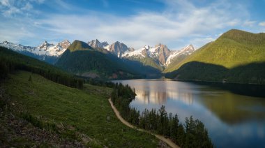 Canlı yaz gün doğumu sırasında Kanada dağ manzarası doğal bir gölde hava görünümünü. Alınan Jones Gölü yakınında Chilliwack ve umut, East of Vancouver, Bc, Kanada.