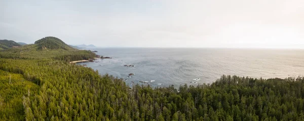 在充满活力的夏日中 在太平洋海岸欣赏美丽的空中海景 拍摄于加拿大不列颠哥伦比亚省北温哥华岛 — 图库照片