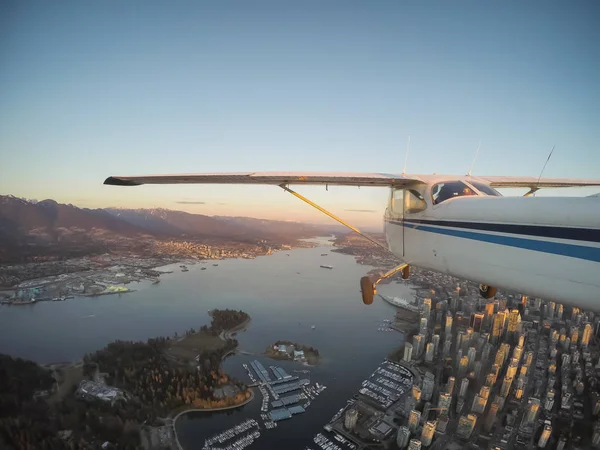 在充满活力的日落中 小型飞机在市中心上空飞行 在加拿大不列颠哥伦比亚省温哥华拍摄 — 图库照片