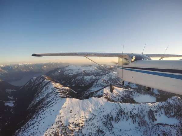 Pequeno Avião Voando Perto Das Montanhas Rochosas Candian Durante Pôr — Fotografia de Stock