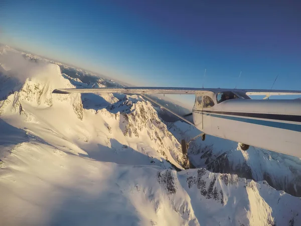 Pequeño Avión Volando Cerca Las Montañas Rocosas Candian Durante Una — Foto de Stock