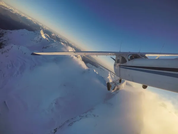 Malá Letadla Letícího Poblíž Rocky Candian Mountains Během Zářivé Slunce — Stock fotografie