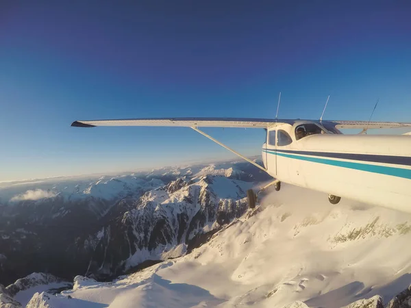 Pequeño Avión Volando Cerca Las Montañas Rocosas Candian Durante Una —  Fotos de Stock