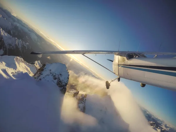 Pequeño Avión Volando Cerca Las Montañas Rocosas Candian Durante Una —  Fotos de Stock