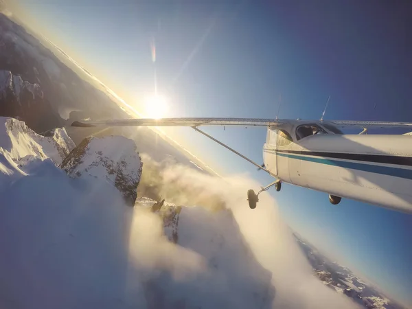 Pequeño Avión Volando Cerca Las Montañas Rocosas Candian Durante Una —  Fotos de Stock