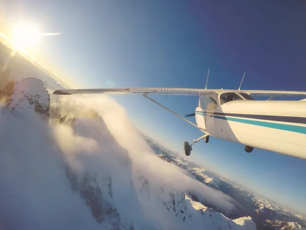 Pequeño Avión Volando Cerca Las Montañas Rocosas Candian Durante Una —  Fotos de Stock