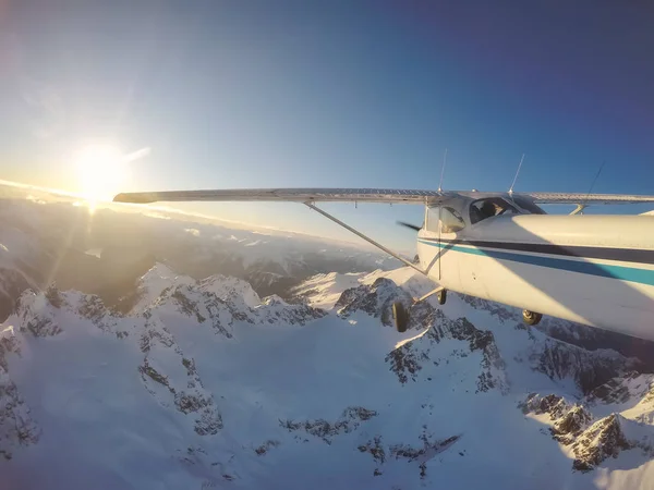 Klein Vliegtuig Vliegen Buurt Van Rotsachtige Bergen Van Candian Tijdens — Stockfoto