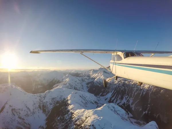 Pequeno Avião Voando Perto Das Montanhas Rochosas Candian Durante Pôr — Fotografia de Stock