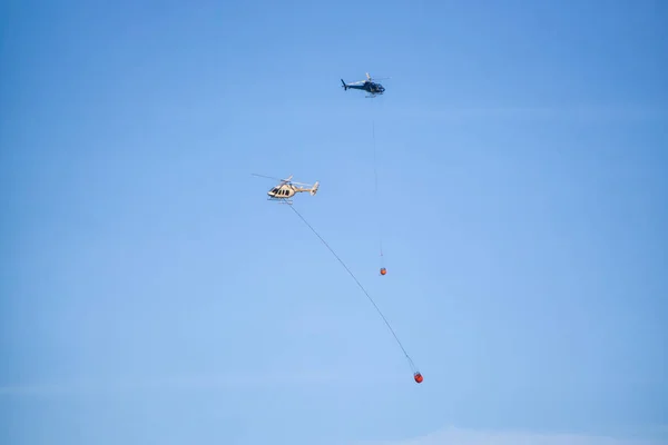 Helicóptero Luchando Contra Incendios Forestales Durante Caluroso Día Verano Soleado — Foto de Stock