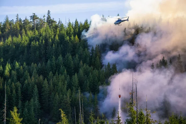 直升机在炎热的阳光明媚的夏日里与 森林大火搏斗 靠近爱丽丝 温哥华北部岛屿 加拿大不列颠哥伦比亚省 — 图库照片