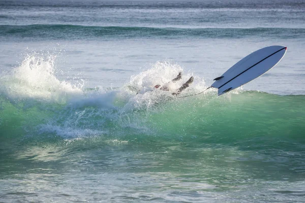 Surfista Garantindo Ondas Oceano Pacífico Durante Dia Ensolarado Verão Tomado — Fotografia de Stock