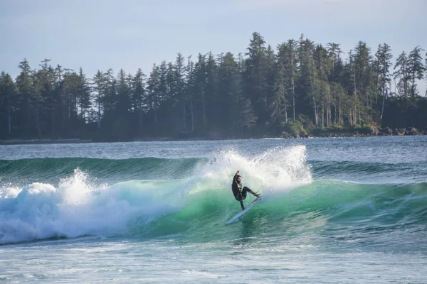 日当たりの良い夏の日の間に太平洋における男のショアブレイク波をいかだコーブ州立公園 バンクーバー島 ブリティッシュ コロンビア州 カナダ 2018 — ストック写真