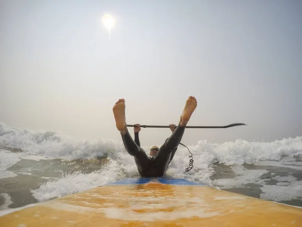 Hombre Surfista Está Montando Una Ola Océano Pacífico Tomado Tofino — Foto de Stock