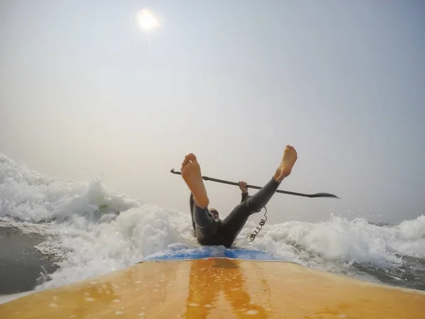 Man Peddel Surfer Het Berijden Van Een Golf Stille Oceaan — Stockfoto