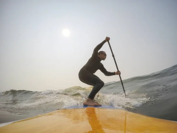 Hombre Surfista Está Montando Una Ola Océano Pacífico Tomado Tofino —  Fotos de Stock