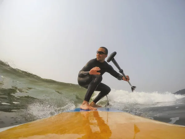 Hombre Surfista Está Montando Una Ola Océano Pacífico Tomado Tofino — Foto de Stock