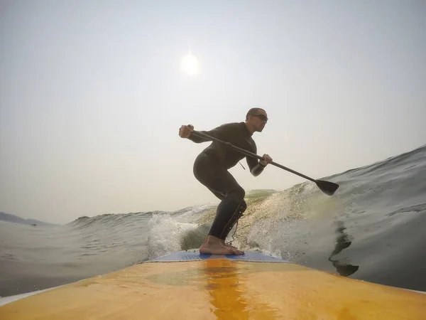 Hombre Surfista Está Montando Una Ola Océano Pacífico Tomado Tofino —  Fotos de Stock