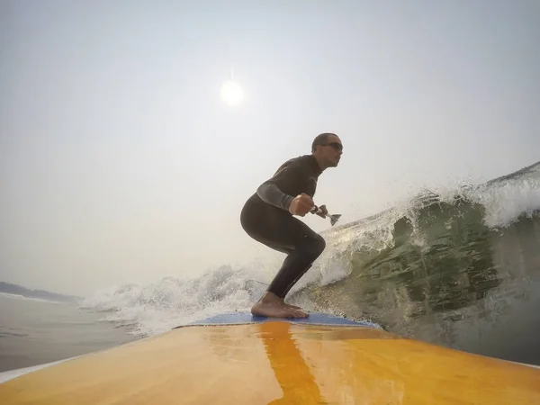 Άνθρωπος Κουπί Surfer Είναι Ιππασίας Ένα Κύμα Στον Ειρηνικό Ωκεανό — Φωτογραφία Αρχείου