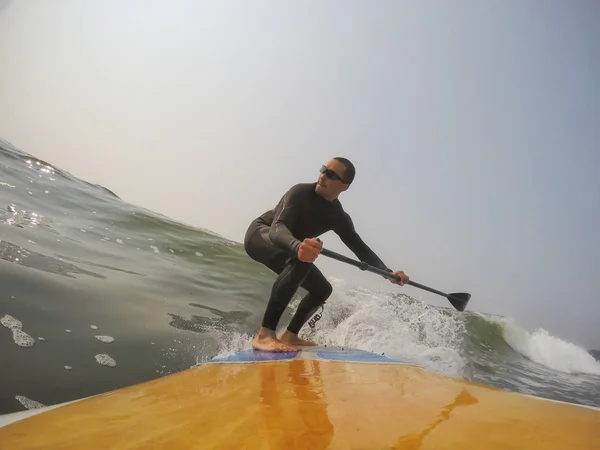 Man Peddel Surfer Het Berijden Van Een Golf Stille Oceaan — Stockfoto