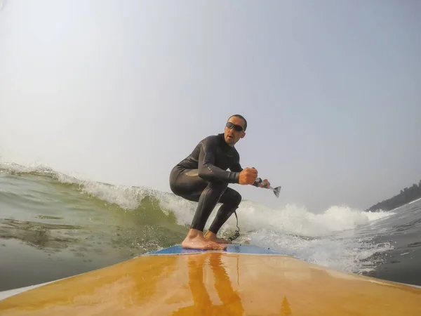 Homem Paddle Surfista Está Montando Uma Onda Oceano Pacífico Tomado — Fotografia de Stock