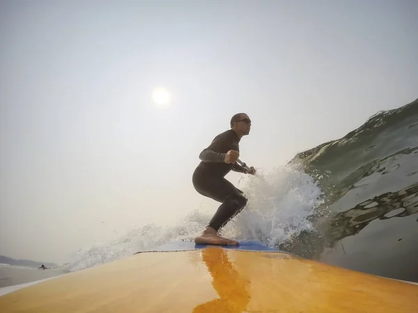 Hombre Surfista Está Montando Una Ola Océano Pacífico Tomado Tofino — Foto de Stock