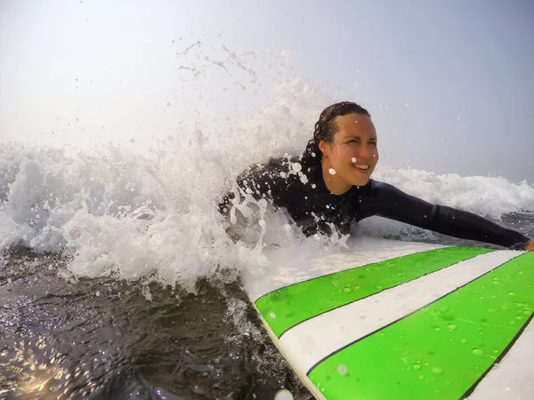 Vrouwelijke Beginner Surfer Leren Hoe Surfen Stille Oceaan Genomen Tofino — Stockfoto