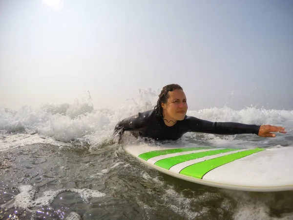 Surfista Iniciante Feminina Está Aprendendo Surfar Oceano Pacífico Tomado Tofino — Fotografia de Stock