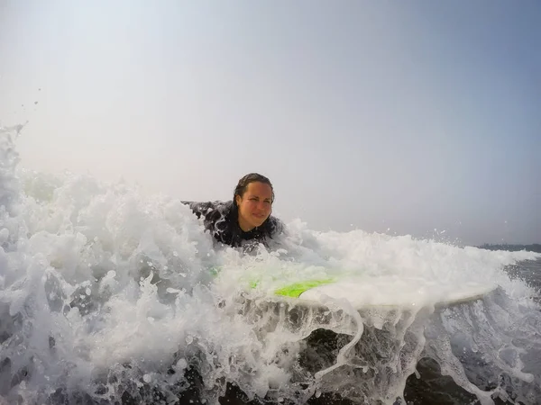 Vrouwelijke Beginner Surfer Leren Hoe Surfen Stille Oceaan Genomen Tofino — Stockfoto