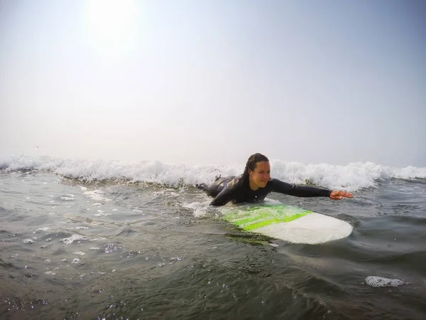 Surfista Iniciante Feminina Está Aprendendo Surfar Oceano Pacífico Tomado Tofino — Fotografia de Stock