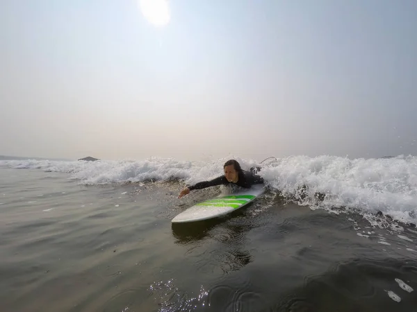 女性初心者サーファーは 太平洋の海でサーフィンをする方法を学んでいます トフィーノ バンクーバー島 ブリティッシュ コロンビア州 カナダでの撮影 — ストック写真