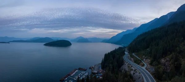 Vista Panorâmica Aérea Rodovia Cênica Cercada Pela Bela Paisagem Montanhosa — Fotografia de Stock