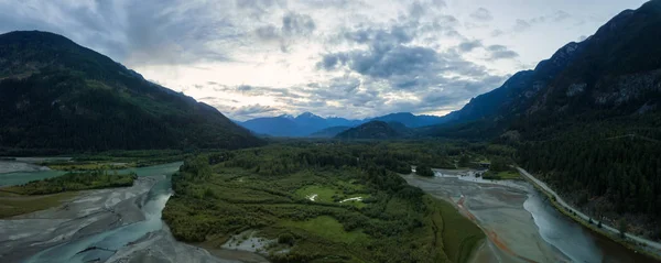 Luchtfoto Panoramisch Uitzicht Rivier Vallei Het Mooie Canadese Berglandschap Tijdens — Stockfoto