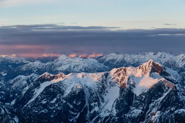 Vista Aérea Del Paisaje Montañoso Canadiense Durante Una Vibrante Puesta —  Fotos de Stock