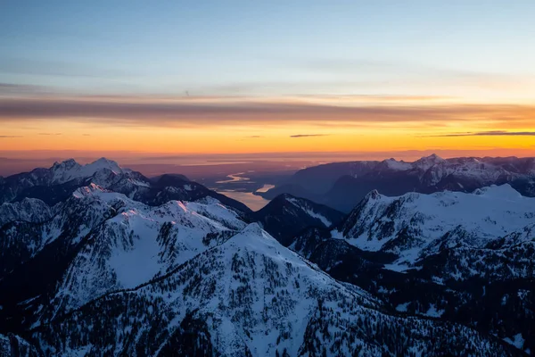 Luchtfoto Van Canadese Berglandschap Tijdens Een Levendige Zonsondergang Genomen Ten — Stockfoto