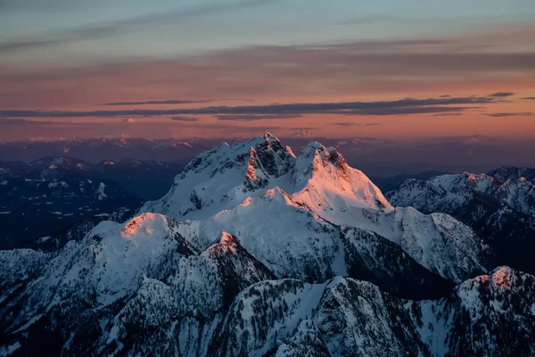 Vista Aérea Del Paisaje Montañoso Canadiense Durante Una Vibrante Puesta — Foto de Stock