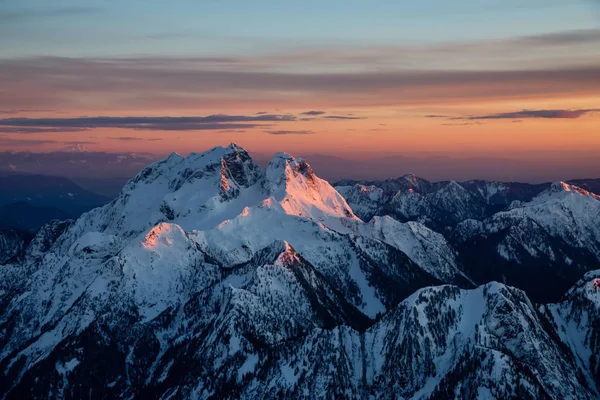 Luchtfoto Van Canadese Berglandschap Tijdens Een Levendige Zonsondergang Genomen Ten — Stockfoto