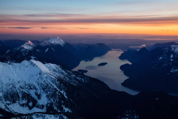 Vista Aérea Del Paisaje Montañoso Canadiense Durante Una Vibrante Puesta —  Fotos de Stock