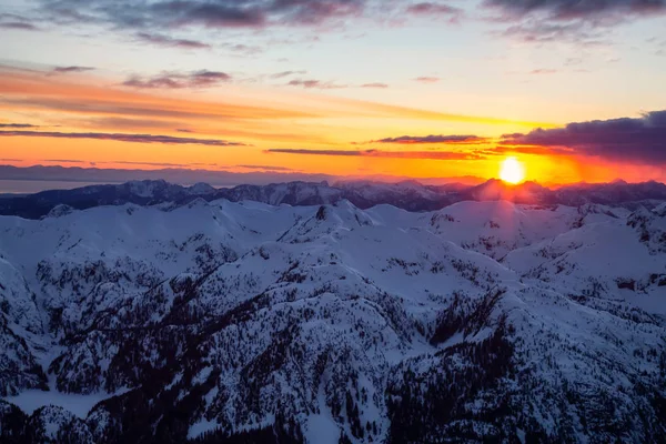 Luchtfoto Van Canadese Berglandschap Tijdens Een Levendige Zonsondergang Genomen Ten — Stockfoto
