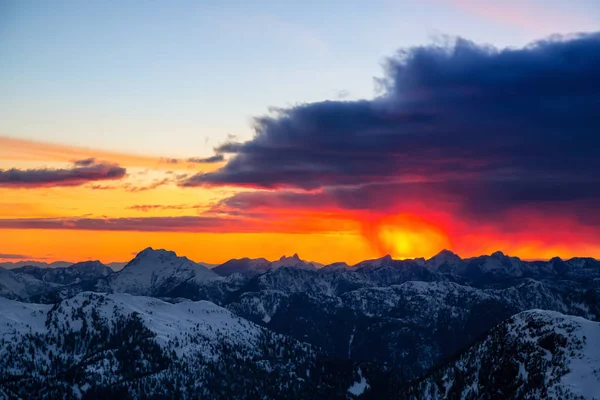 Dramático Nuvem Chuva Escura Sobre Paisagem Montanhosa Canadense Durante Pôr — Fotografia de Stock