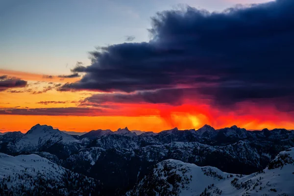 Dramático Nuvem Chuva Escura Sobre Paisagem Montanhosa Canadense Durante Pôr — Fotografia de Stock