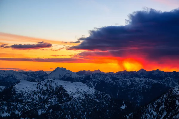 Kanada Dağ Manzarası Canlı Bir Gün Batımı Sırasında Üzerinde Dramatik — Stok fotoğraf