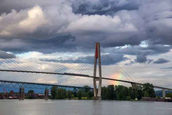 Bela Vista Ponte Skytrain Passando Por Fraser River Durante Uma — Fotografia de Stock