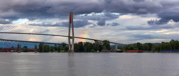 Krásný Pohled Skytrain Most Vedoucí Přes Řeku Fraser Během Zamračených — Stock fotografie