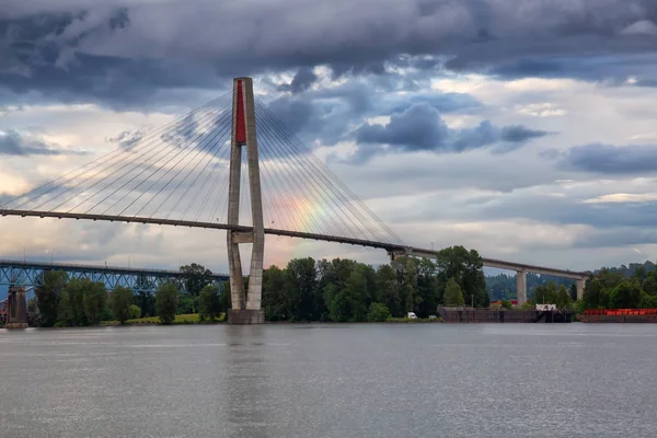 Splendida Vista Del Ponte Skytrain Che Attraversa Fiume Fraser Durante — Foto Stock