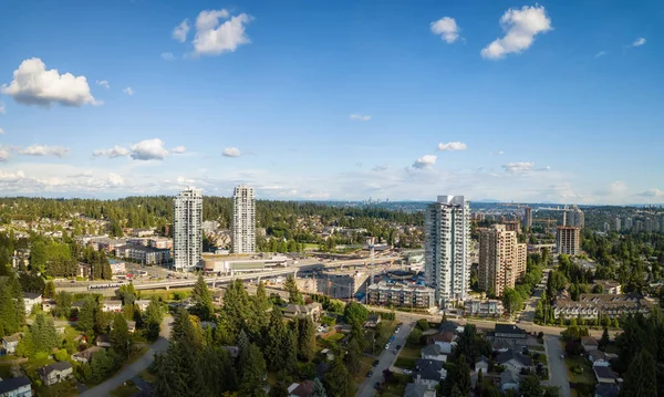 Flygfoto Bostadshus Modern Stad Pulserande Solig Sommardag Tagit Port Moody — Stockfoto